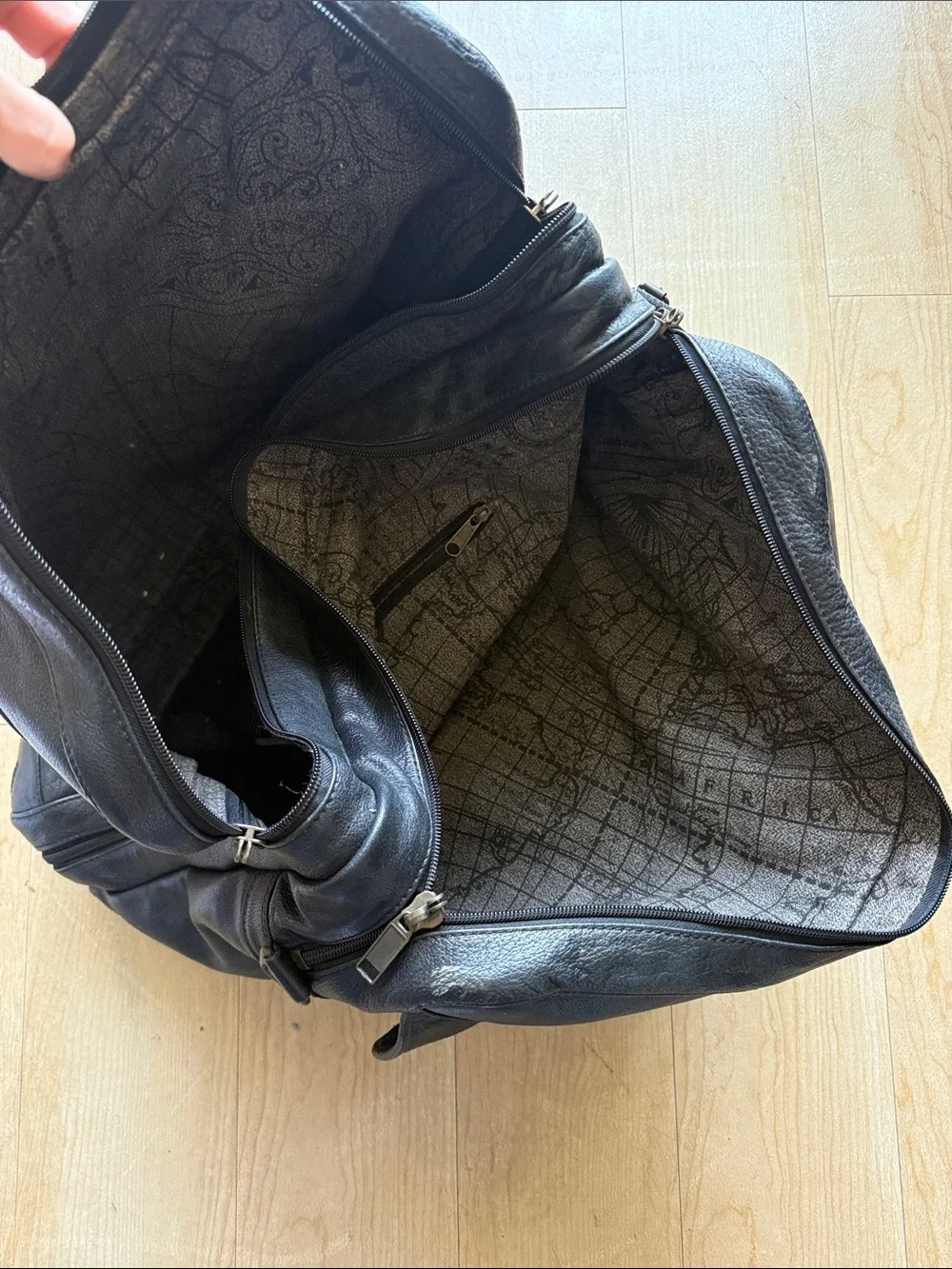 Black Leather Men’s Briefcase with Dual Front Pockets
